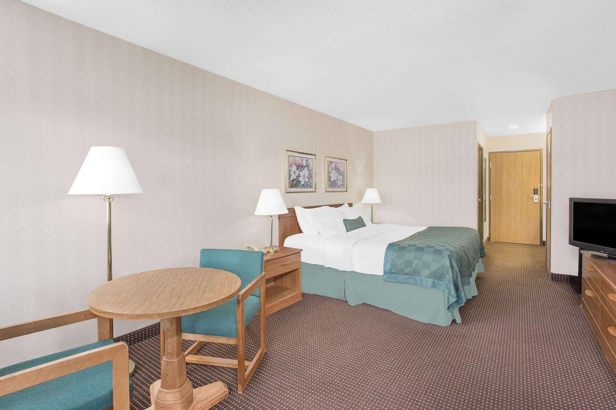 Ramada By Wyndham Hancock Waterfront Esterno foto