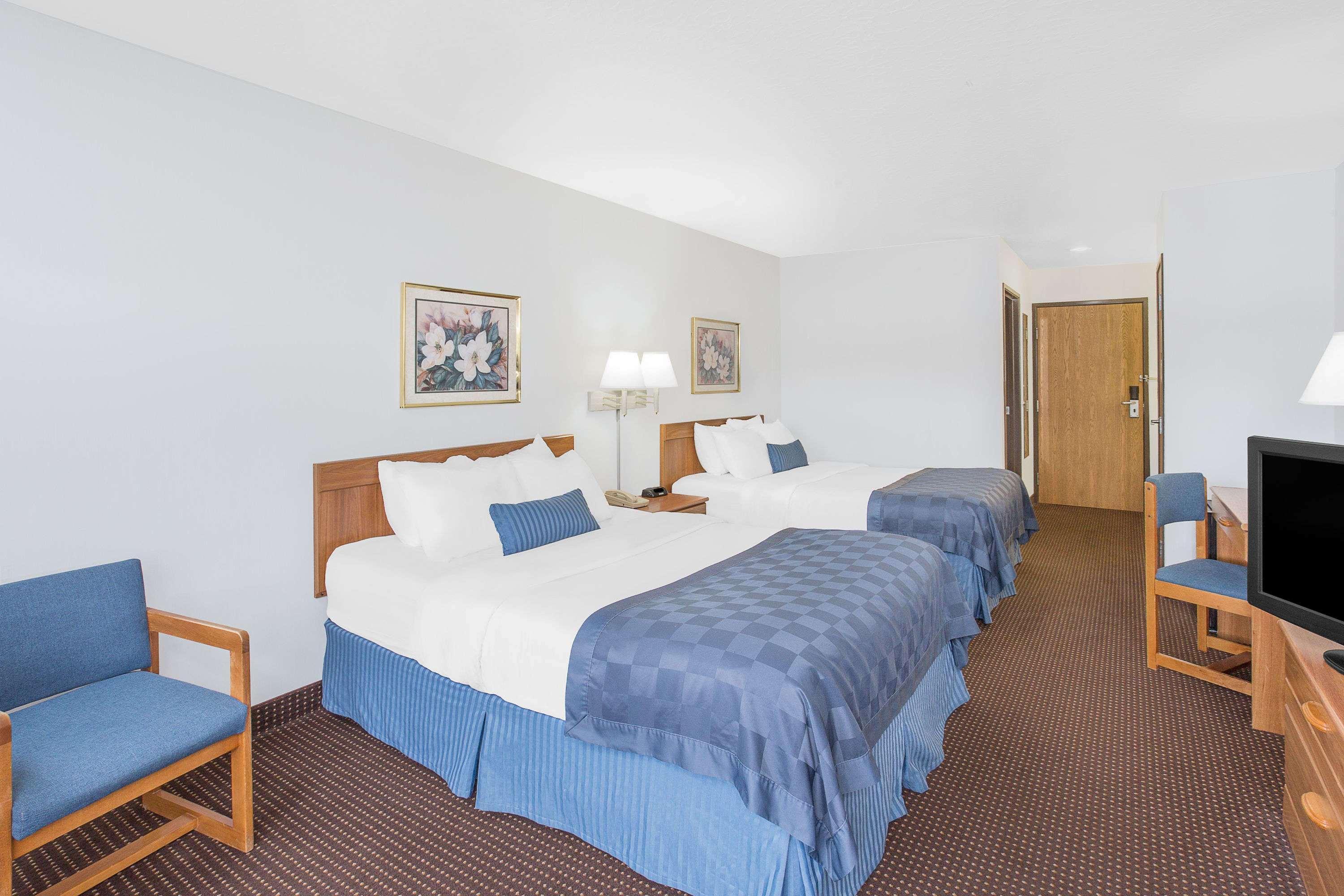 Ramada By Wyndham Hancock Waterfront Esterno foto