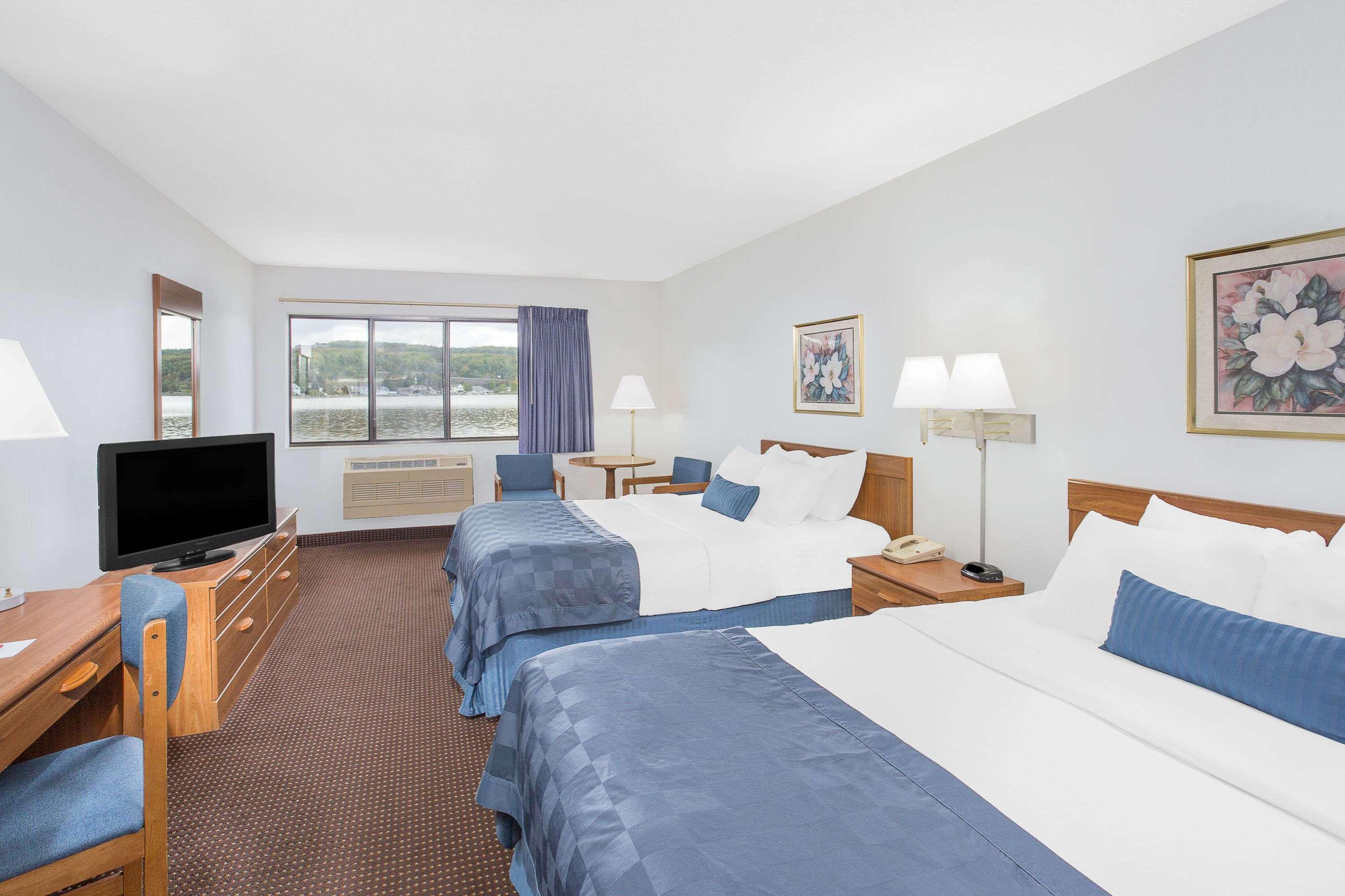 Ramada By Wyndham Hancock Waterfront Esterno foto