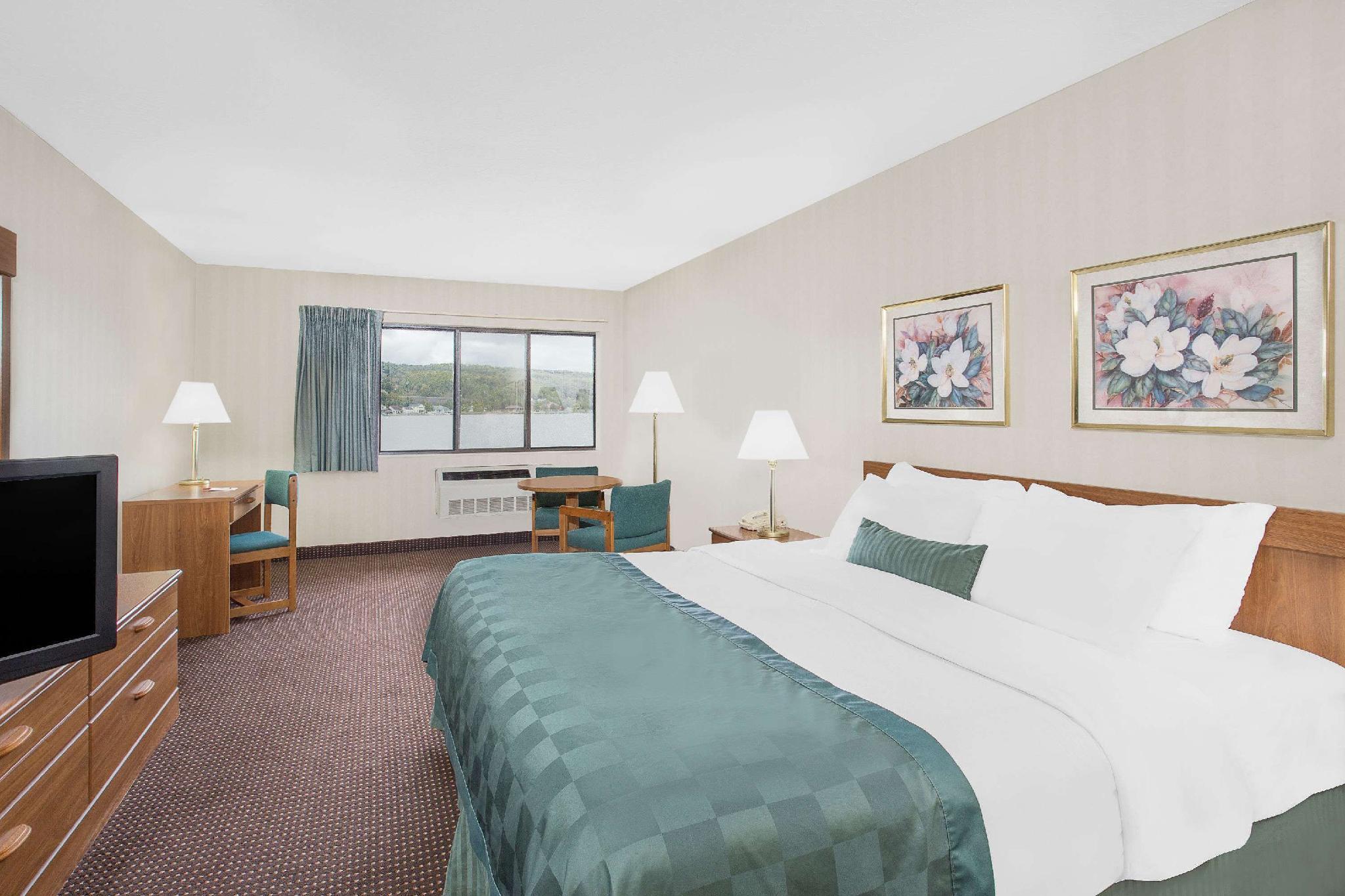 Ramada By Wyndham Hancock Waterfront Esterno foto
