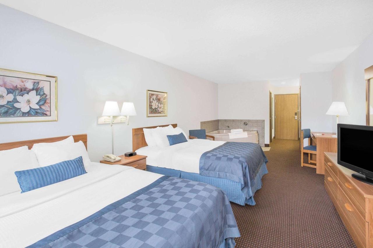 Ramada By Wyndham Hancock Waterfront Esterno foto