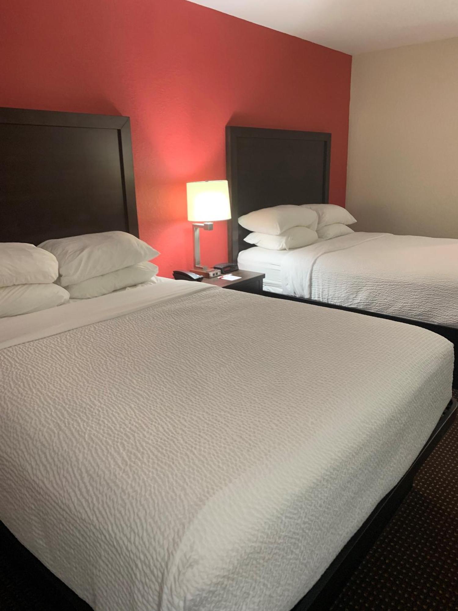 Ramada By Wyndham Hancock Waterfront Esterno foto