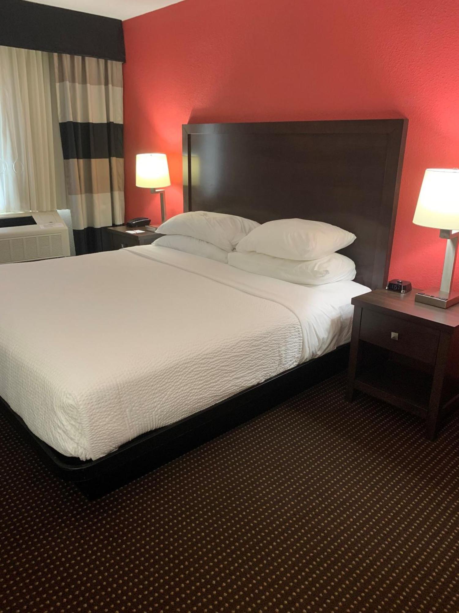 Ramada By Wyndham Hancock Waterfront Esterno foto
