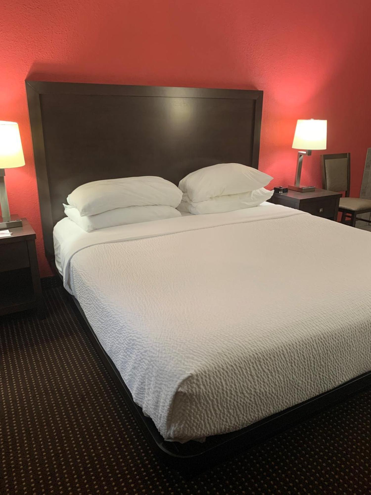 Ramada By Wyndham Hancock Waterfront Esterno foto